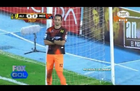 ¡Este arquero se niega a atajar el penal! Mira lo que pasó.
