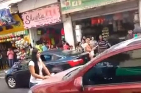 Lo sorprendió en plena calle con la otra y esto fue lo que pasó