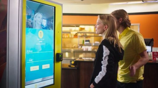 Ordena hamburguesas con tu rostro en este kiosco con reconocimiento facial