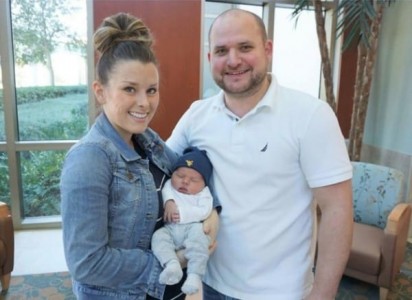 ¡Qué tierno! Mira lo que ocurre en la foto de una mujer embarazada.