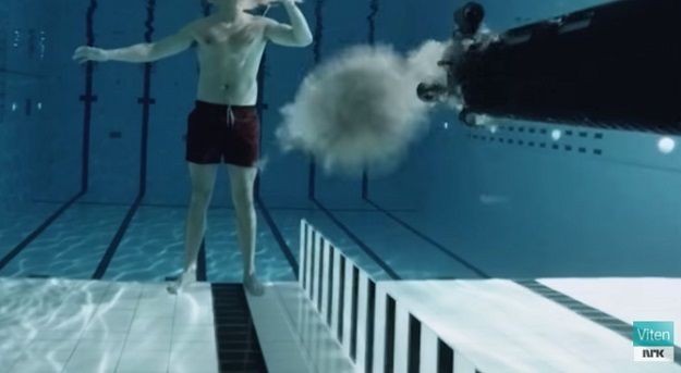 ¡Increíble! En video, un profesor de física se dispara bajo el agua