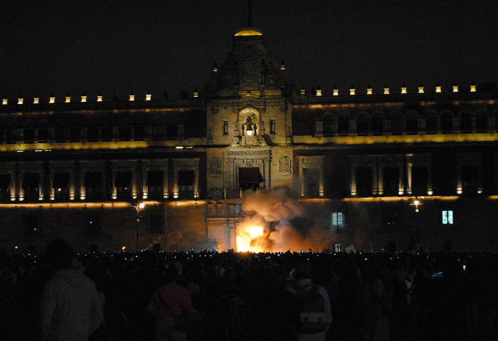 Quema de la puerta del palacio nacional de México, en reclamo de la aparición con vida de los 43 normalistas de Ayotzinapa