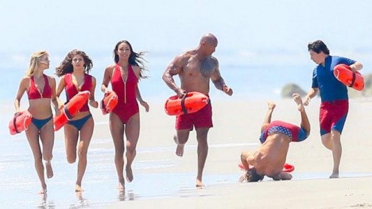Con memes se burlan de la caída de  Zac Efron en el rodaje de ‘Baywatch’