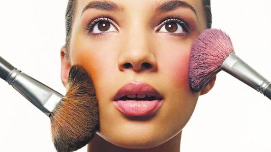 10 esenciales tendencias en maquillaje que perduran a través de las épocas