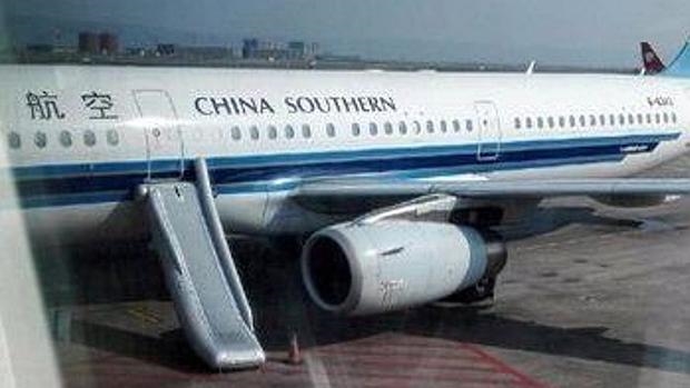Mira cómo esta mujer no aguanta las ganas de ir al baño y abre la puerta de emergencia del avión por error