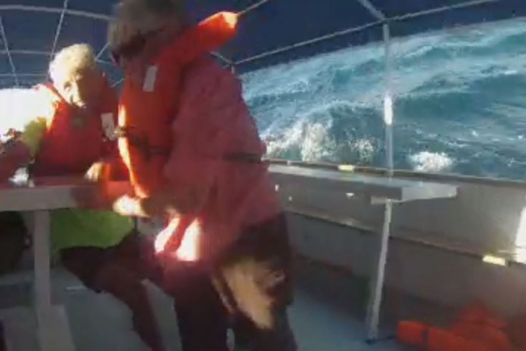 ¡Terrible accidente! Turista muestra un video del naufragio de un catamarán en el que viajaba