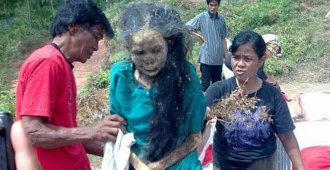 Te sorprenderá cómo esta tribu pasea a sus muertos