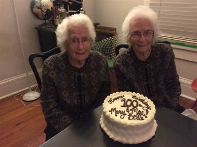 Conoce la historia de las inseparables gemelas de 100 años