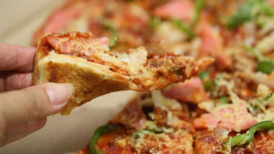 cómo sostener una porción de pizza 5
