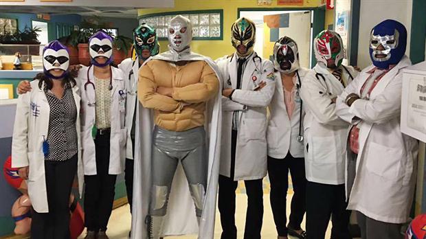 ¡Inspirador! Conoce al médico mexicano que combate el cáncer infantil disfrazado de superhéroe