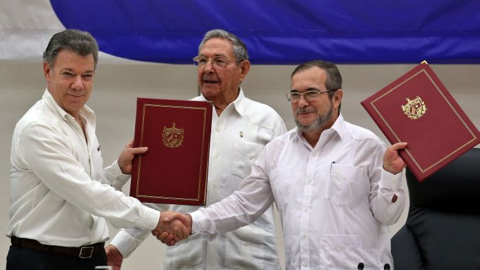 Momento histórico de la firma del acuerdo.