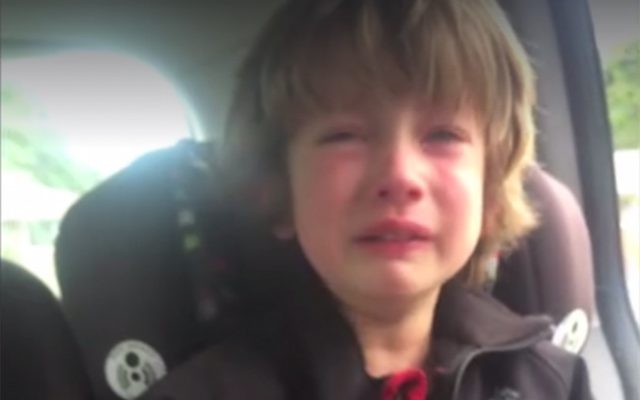 Mira cómo llora este niño de seis años al preocuparse por la destrucción del medio ambiente