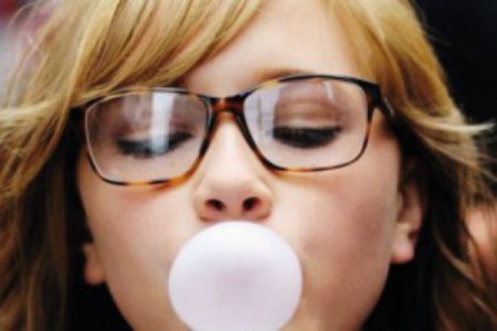 ¿Es peligroso comerse un chicle?
