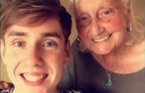 La adorable abuela que buscaba en Google agregando “por favor” y “gracias”