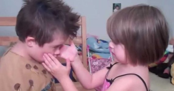 niña con hermano adoptado con síndrome de down 5