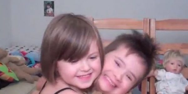 niña con hermano adoptado con síndrome de down 4