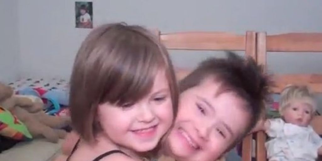 Esta niña de cinco años sorprende al mundo al hablar sobre su hermano adoptado con Síndrome de Down