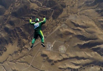 ¡Increíble! Este paracaidista será la primera persona en lanzarse al vacío sin paracaídas