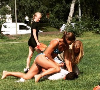 ¡Sorprendente! Mira cómo esta policía hizo un arresto en bikini