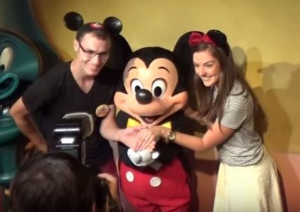 Mira la reacción de Mickey Mouse al ver cómo una pareja se compromete al tomarse una foto con él