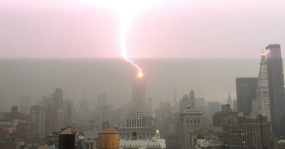 ¡Increíble! Captan el momento exacto en que un rayo impacta en el Empire State
