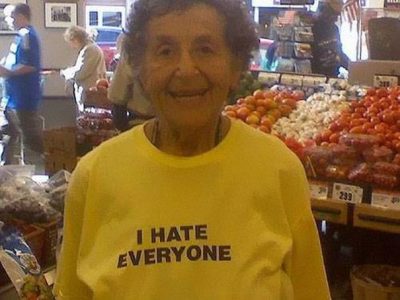 20 imágenes de personas que no tienen idea de lo que está escrito en sus camisetas