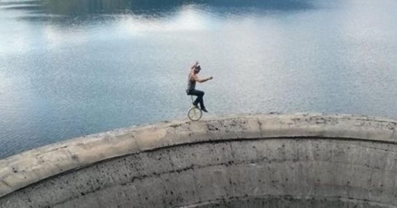 ¡Wow! El equilibrista Flaviu Cernescu monta un monociclo a 256 metros de altura alrededor de una chimenea gigante