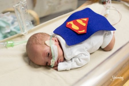 Disfrazan Bebés como súper héroes para celebrar Halloween en el hospital