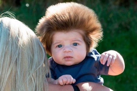 Este bebé tiene una cantidad exagerada de cabello ¡parece un león!