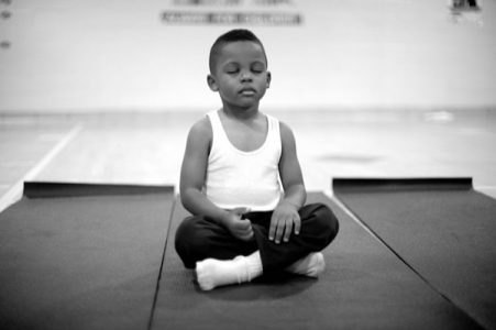 Mira cómo esta escuela logra sustituir la detención por la meditación con resultados impresionantes