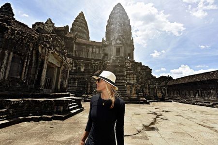 ¡Lo logró!  Ella es la primera mujer en visitar TODOS los países del mundo
