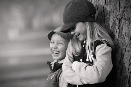 15 cosas que te harán darte cuenta de que tu pequeño hermanito ya creció