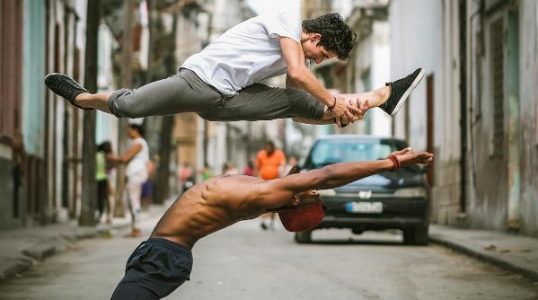 Fotografías captadas en Cuba de bailarines de ballet danzando en las calles