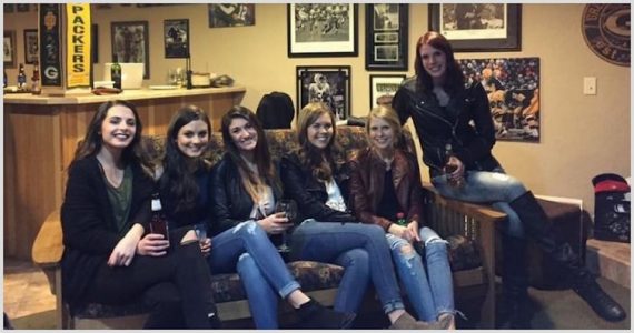 6 chicas pero sólo 5 pares de piernas. ¡La foto que enloquece a Internet!