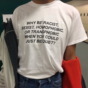 estudiante mensaje en camiseta 2