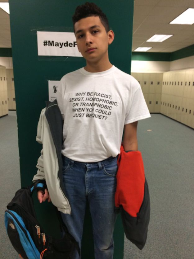 estudiante mensaje en camiseta
