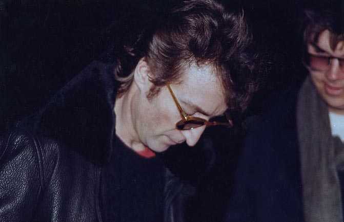 Lennon y atrás Mark David Chapmman