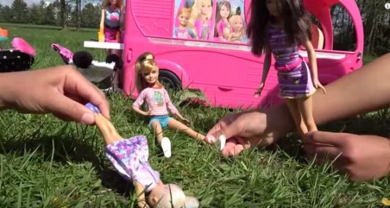 26 cosas que toda niña que jugaba con Barbies solía hacer