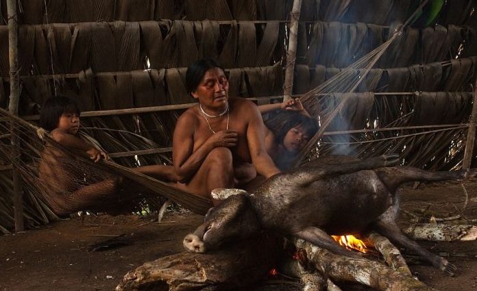 mujer cocinando