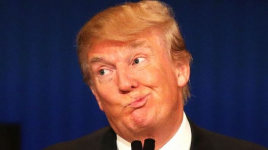 Mira la ingeniosa burla que hacen de Trump en estos satíricos videos europeos