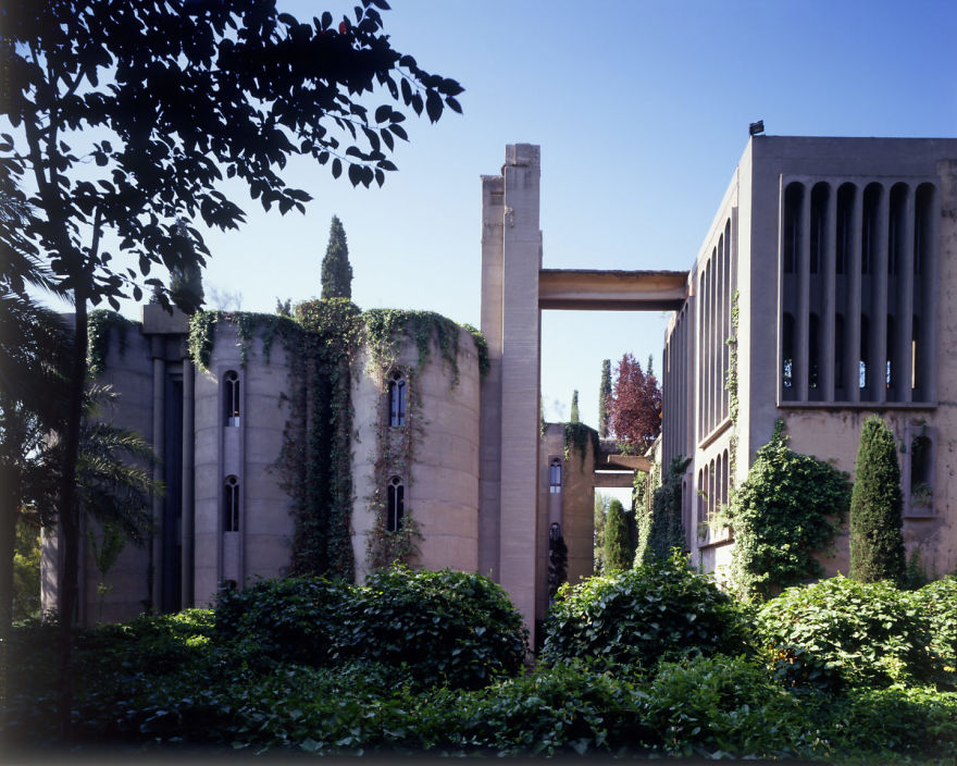 arquitecto transforma una antigua fábrica de cemento en un hogar espectacular 1