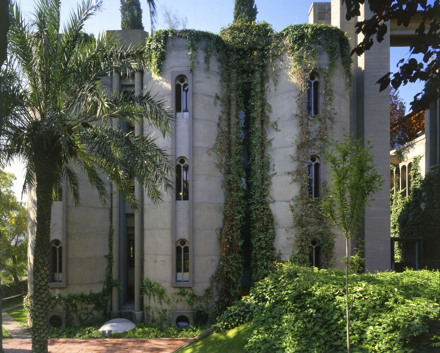 arquitecto transforma una antigua fábrica de cemento en un hogar espectacular 12