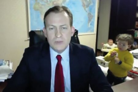Mira cómo estos hijos le arruinan la entrevista a su papá en la BBC