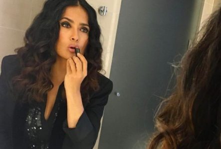 Mira cómo Salma Hayek sorprende a todos bailando salsa con Jimmy Fallon