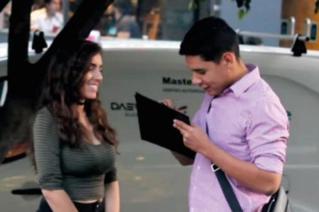 ¡Increíble! Chica sexy logró que mexicanos firmaran a favor del muro de Trump