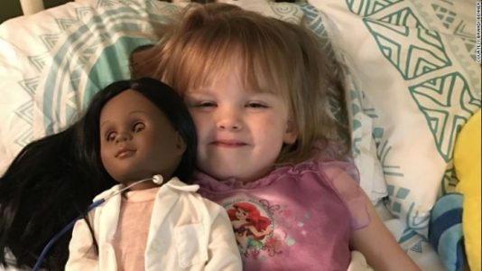 ¡Inspirador! Niña de dos años defiende la elección de su muñeca ante la cajera