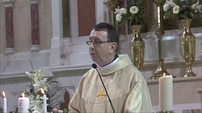 sacerdote irlandés aleluya