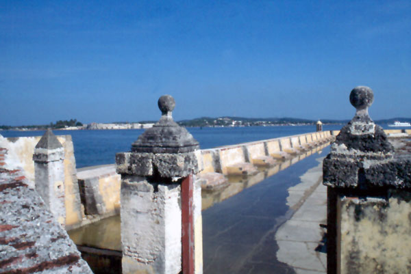 Justo enfrente se ve el Fuerte de San Fernando