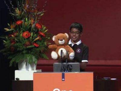 Niño de 11 años hackea celulares para controlar su oso de peluche