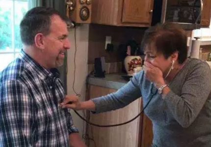 Esta madre escucha el corazón de su hijo muerto en otro hombre ¡Impresionante!